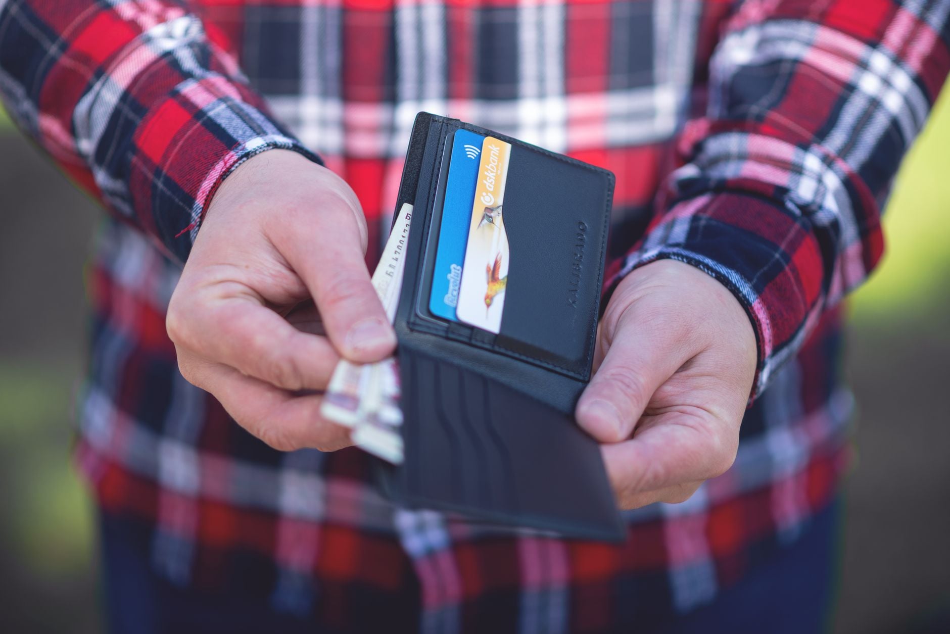 Portefeuille ouvert rempli de cartes, dont on ne sait plus lesquelles servent encore