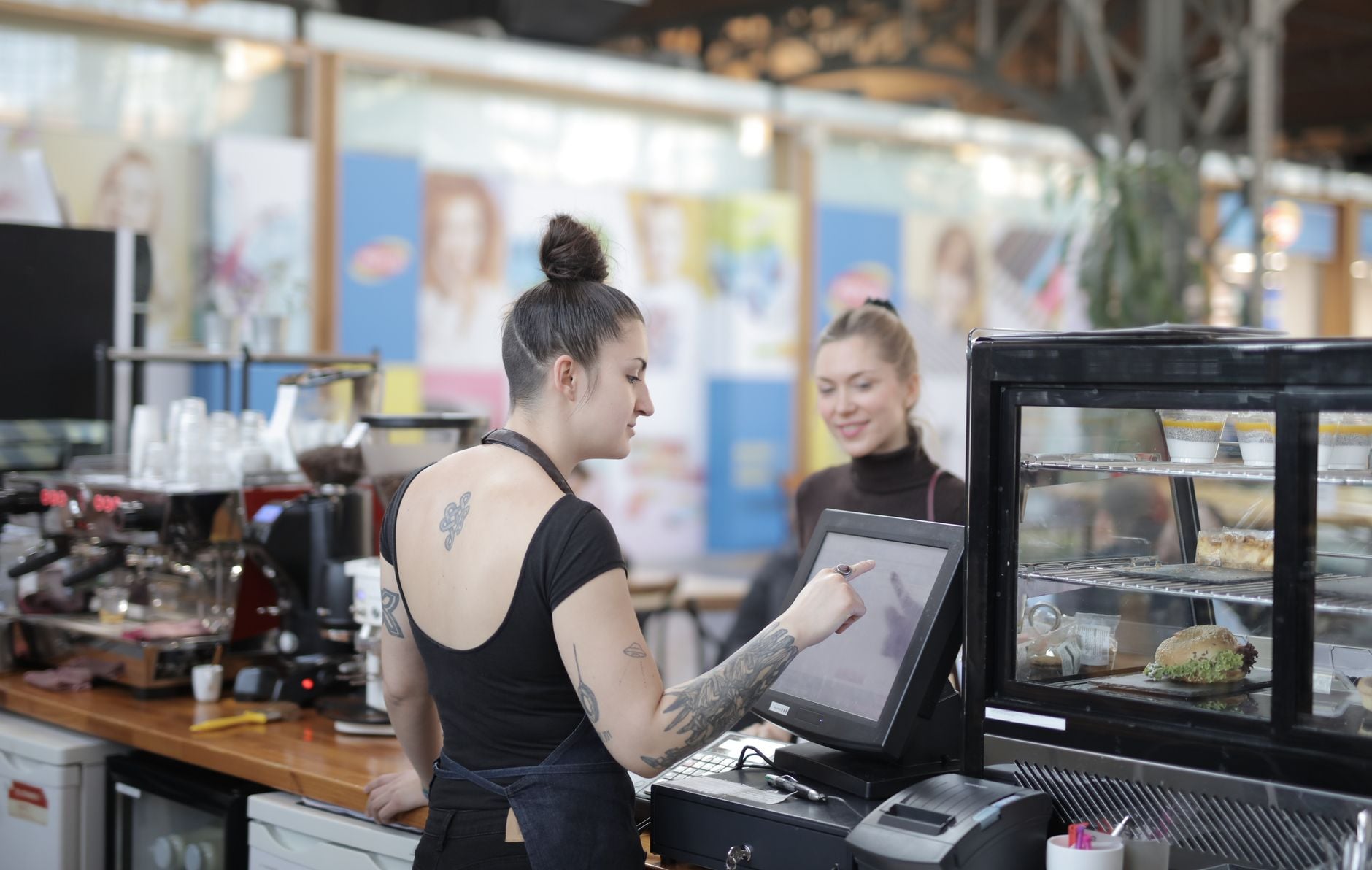 Vendeuse échangeant avec un client au moment de l'encaissement