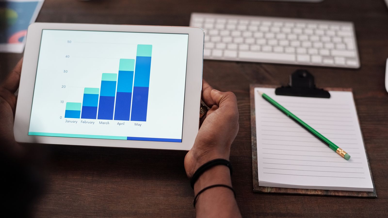 Commerçant analysant l'évolution de son activité sur une tablette