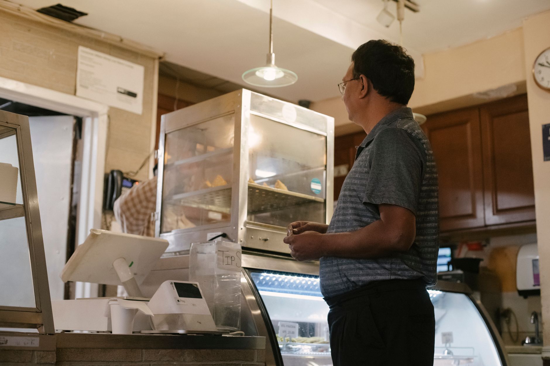 Comptoir de boulangerie où un client règle son achat du matin