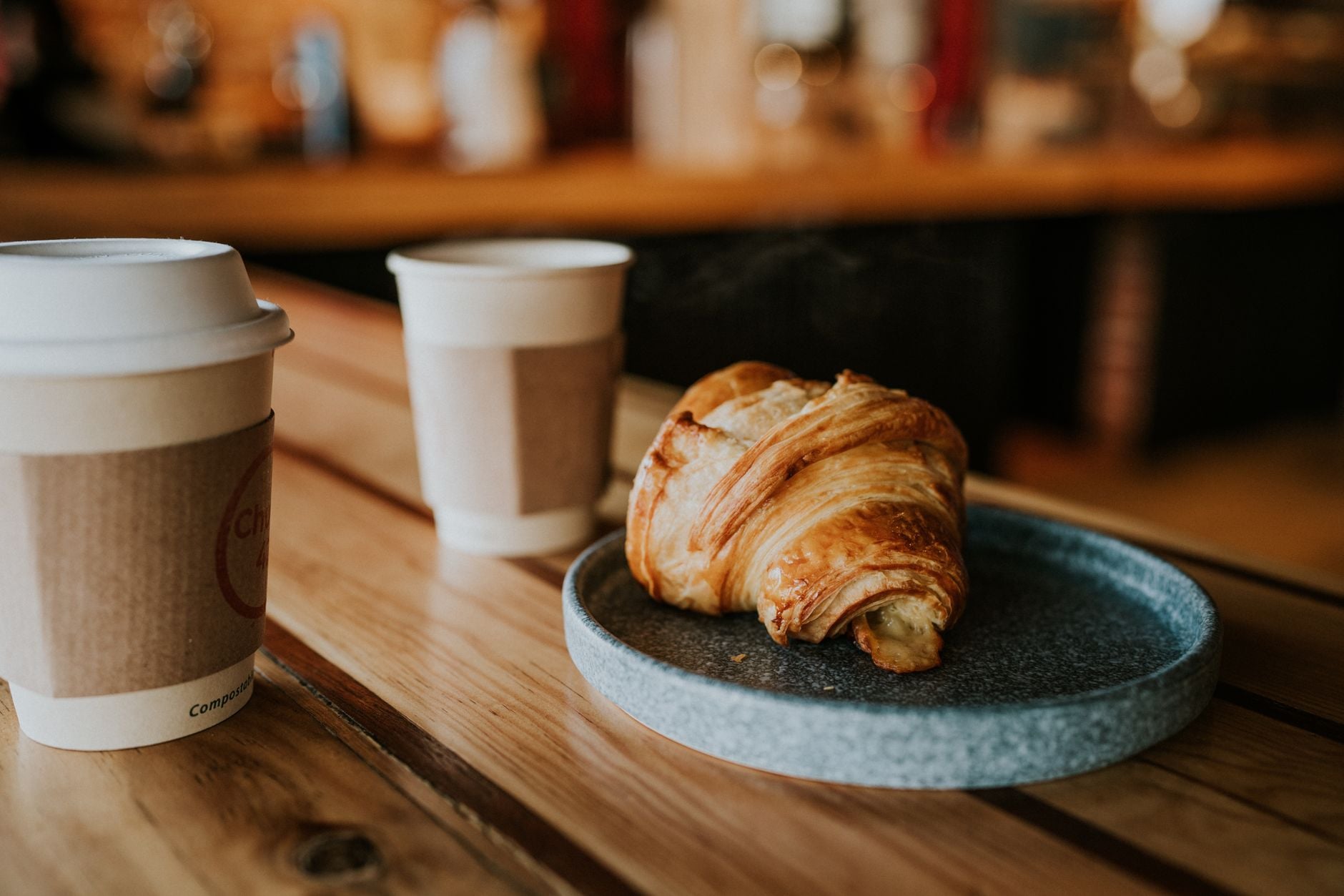 Viennoiserie et café servis sur un comptoir, exemple de récompense concrète